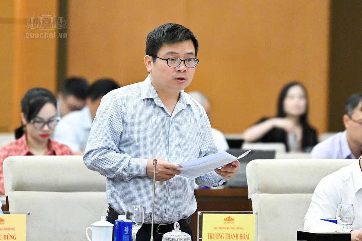 Thứ trưởng Bộ Công Thương Trương Thanh Hoài trình bày Tờ trình dự án Luật - Ảnh: quochoi.vn.