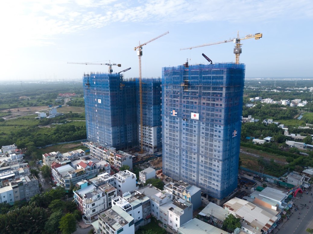 Một dự án căn hộ tọa lạc trên mặt tiền đường Lê Văn Lương đang trong quá trình hoàn thiện để bàn giao cho khách hàng.