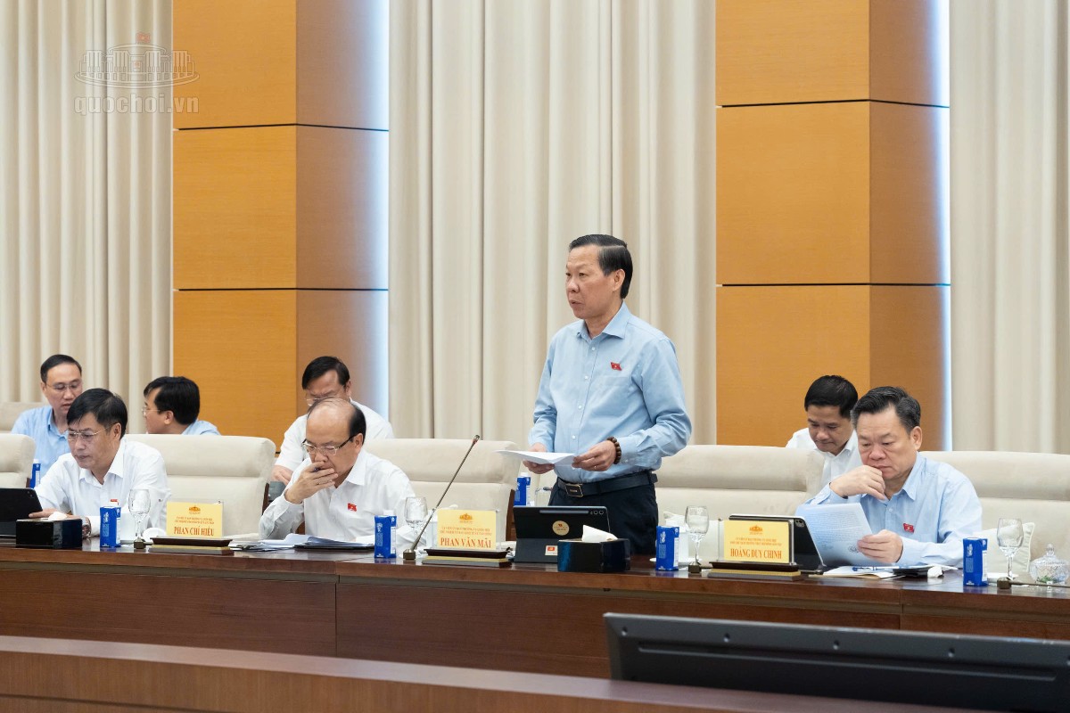 Chủ nhiệm Ủy ban Kinh tế và Tài chính của Quốc hội Phan Văn Mãi trình bày báo cáo thẩm tra - Ảnh: quochoi.vn.