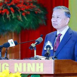 Tổng Bí thư, Chủ tịch nước Tô Lâm cho rằng Quảng Ninh đi lên tử than, vượt lên trên than và phát triển bằng tri thức, công nghệ, đổi mới sáng tạo... Ảnh: QMG