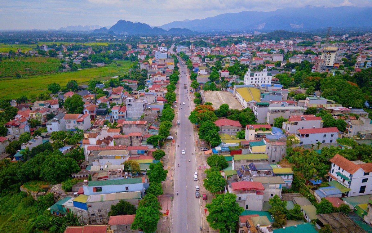Quốc lộ 21A nối Hà Nội qua Ninh Bình, định hướng mở rộng tới 6 làn xe.