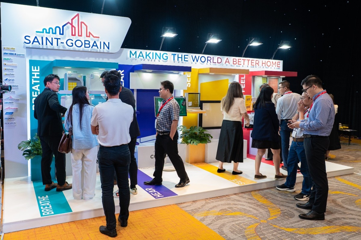 Khu vực triễn lãm của Saint-Gobain thu hút nhiều khách tham quan.
