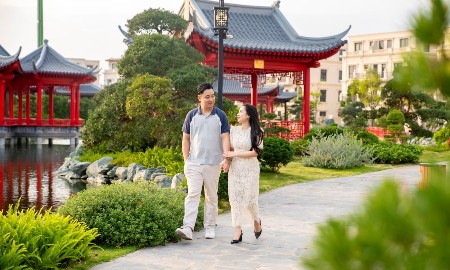Không gian xanh, mặt nước thoáng đãng và kiến trúc đồng bộ tạo phông nền cho nhịp sống thư thái của cộng đồng cư dân Vinhomes Royal Island.