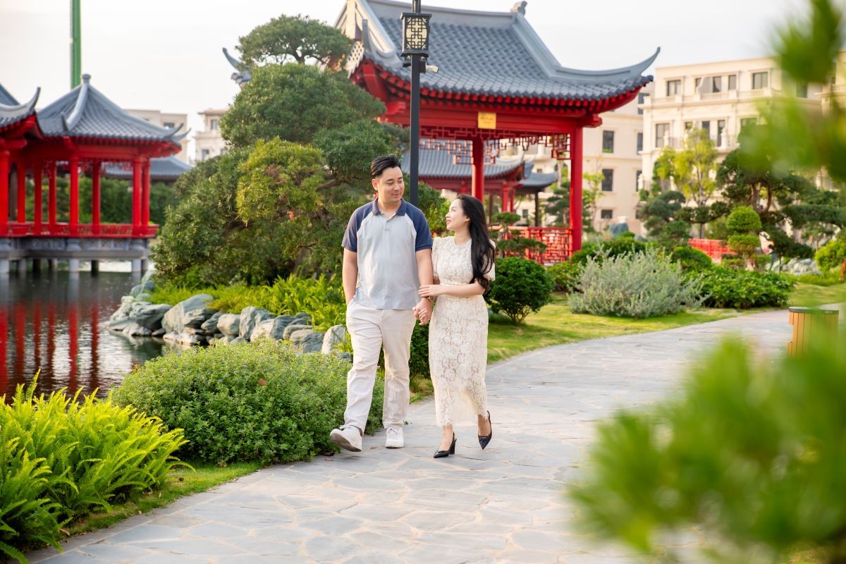 Không gian xanh, mặt nước thoáng đãng và kiến trúc đồng bộ tạo phông nền cho nhịp sống thư thái của cộng đồng cư dân Vinhomes Royal Island.