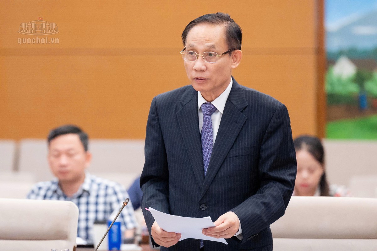 Bộ trưởng Bộ Ngoại giao Lê Hoài Trung trình bày tóm tắt Tờ trình của Chính phủ về dự án Luật Thỏa thuận quốc tế (sửa đổi). Ảnh: Cổng thông tin điện tử Quốc hội.
