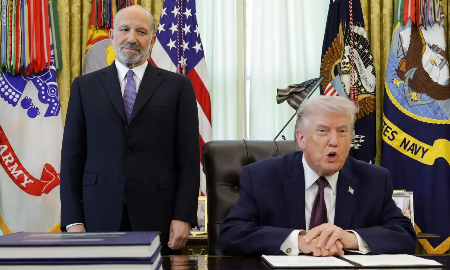 Tổng thống Mỹ Donald Trump (phải) và Bộ trưởng Thương mại Howard Lutnick - Ảnh: Getty Images