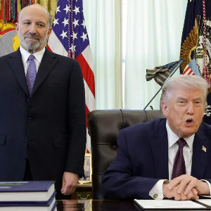 Tổng thống Mỹ Donald Trump (phải) và Bộ trưởng Thương mại Howard Lutnick - Ảnh: Getty Images