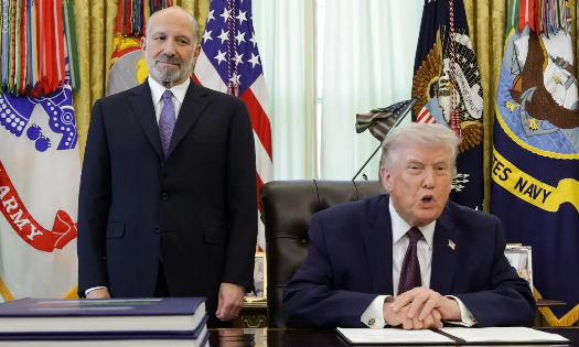 Tổng thống Mỹ Donald Trump (phải) và Bộ trưởng Thương mại Howard Lutnick - Ảnh: Getty Images