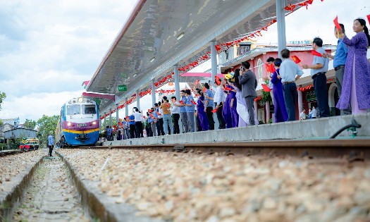 Đoàn tàu du lịch “Phong Nha – Cố đô Huế: Hành trình di sản thế giới” chính thức được khai trương sáng 28/8. Ảnh: UBND TP Huế