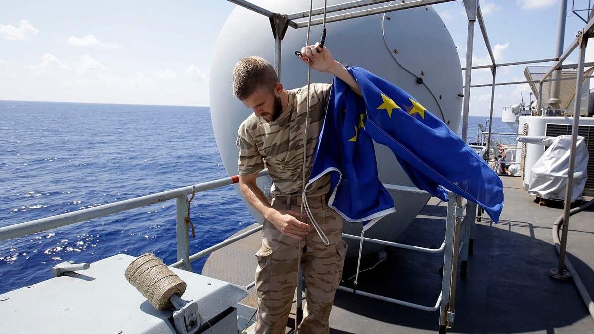 EU đang tăng cường bảo vệ những “mạch máu” này bằng AI, công nghệ tự động và hệ thống giám sát dưới biển. Ảnh: AP Photo/Gregorio Borgia