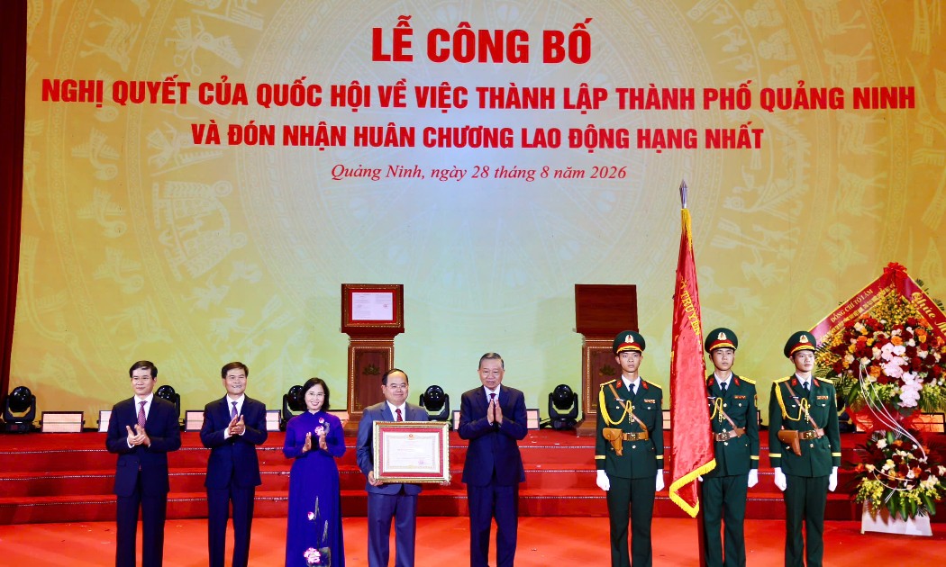 Lễ công bố Nghị quyết của Quốc hội về thành lập thành phố Quảng Ninh và đón nhận Huân chương Lao động hạng Nhất. Ảnh: Quảng Ninh