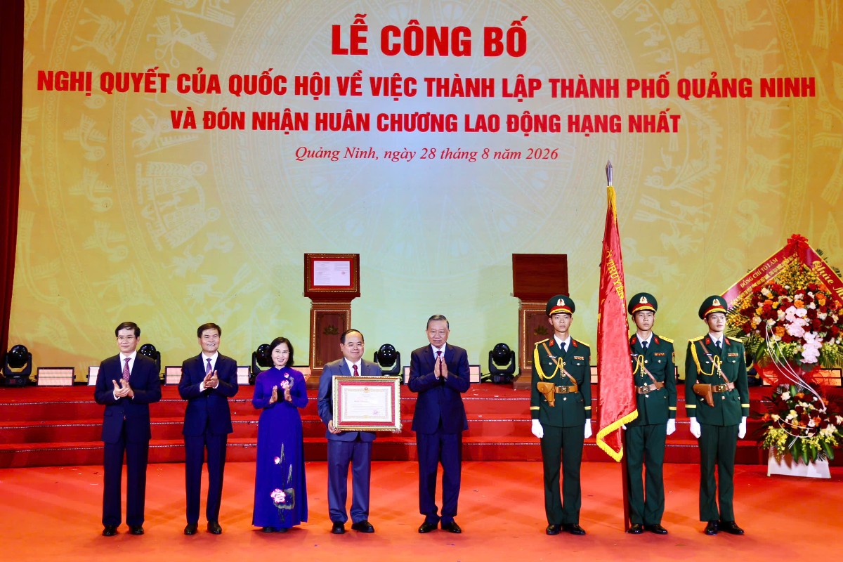 Lễ công bố Nghị quyết của Quốc hội về thành lập thành phố Quảng Ninh và đón nhận Huân chương Lao động hạng Nhất. Ảnh: Quảng Ninh
