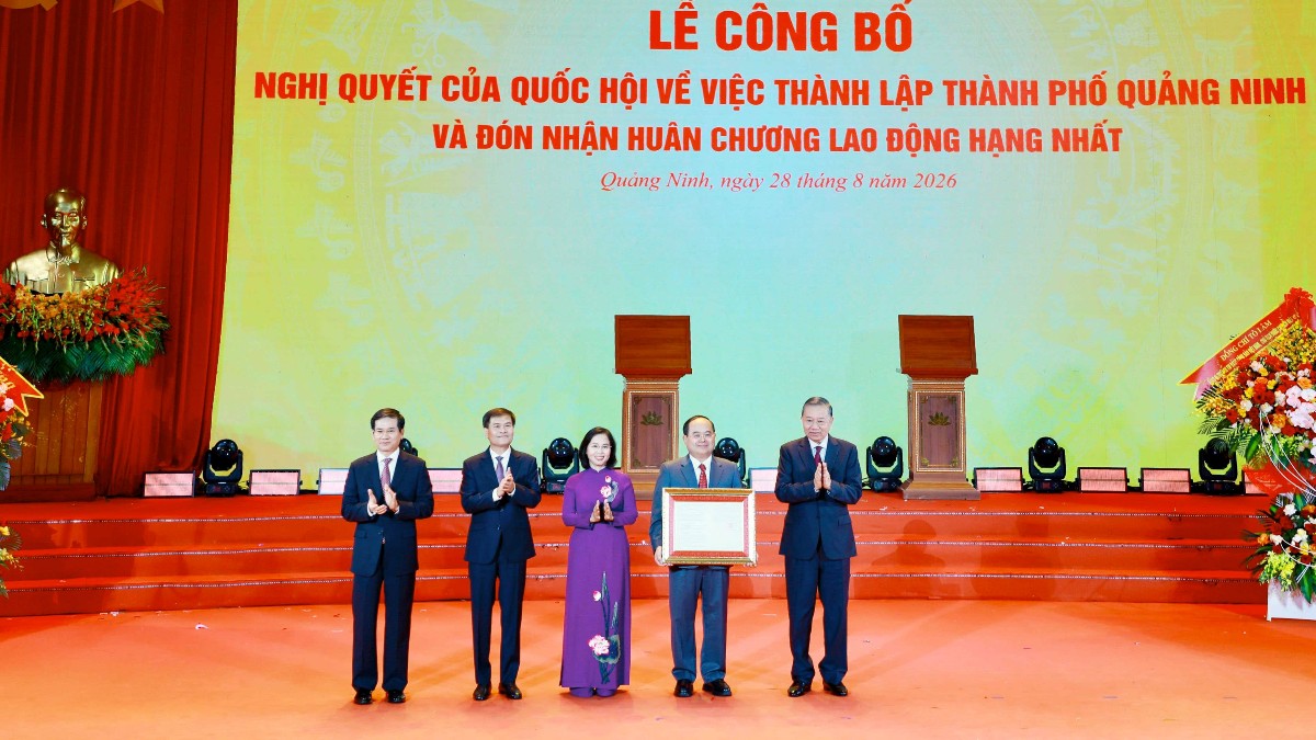Tổng Bí thư, Chủ tịch nước Tô Lâm trao Nghị quyết của Quốc hội về thành lập thành phố Quảng Ninh cho lãnh đạo thành phố Quảng Ninh. Ảnh: QMG