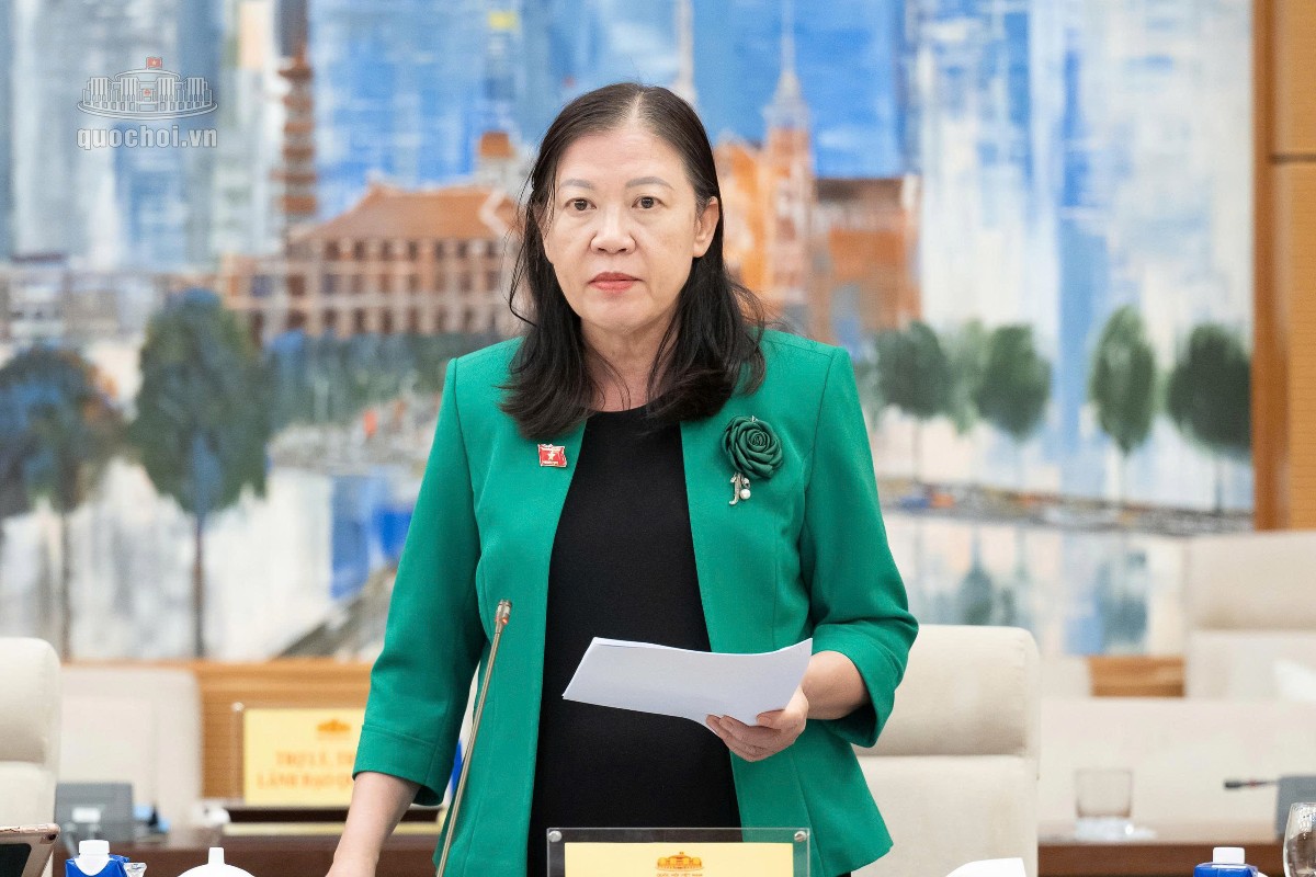 Chủ nhiệm Ủy ban Dân nguyện và Giám sát Lê Thị Nga trình bày Báo cáo tóm tắt công tác dân nguyện của Quốc hội tháng 7/2026. Ảnh: Cổng thông tin điện tử Quốc hội.