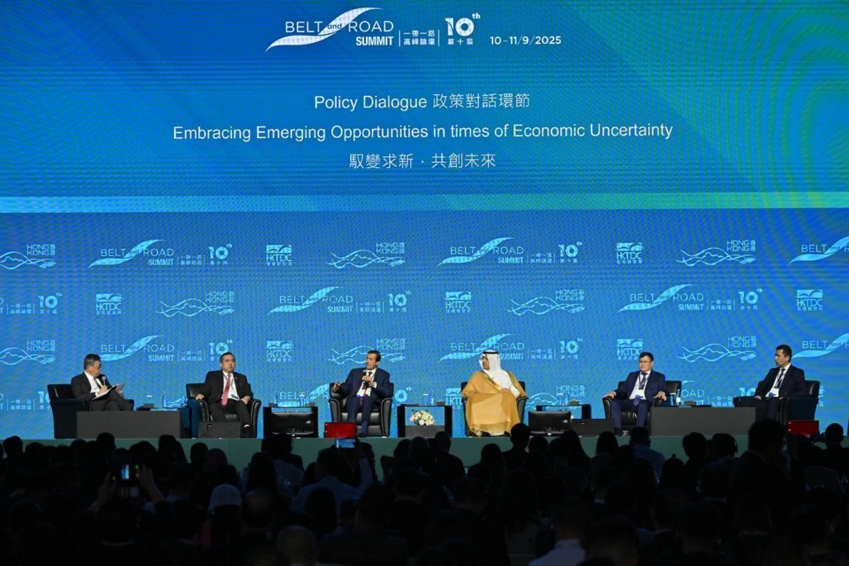 Phiên đối thoại chính sách “Embracing Emerging Opportunities in Times of Economic Uncertainty” tại Hội nghị.