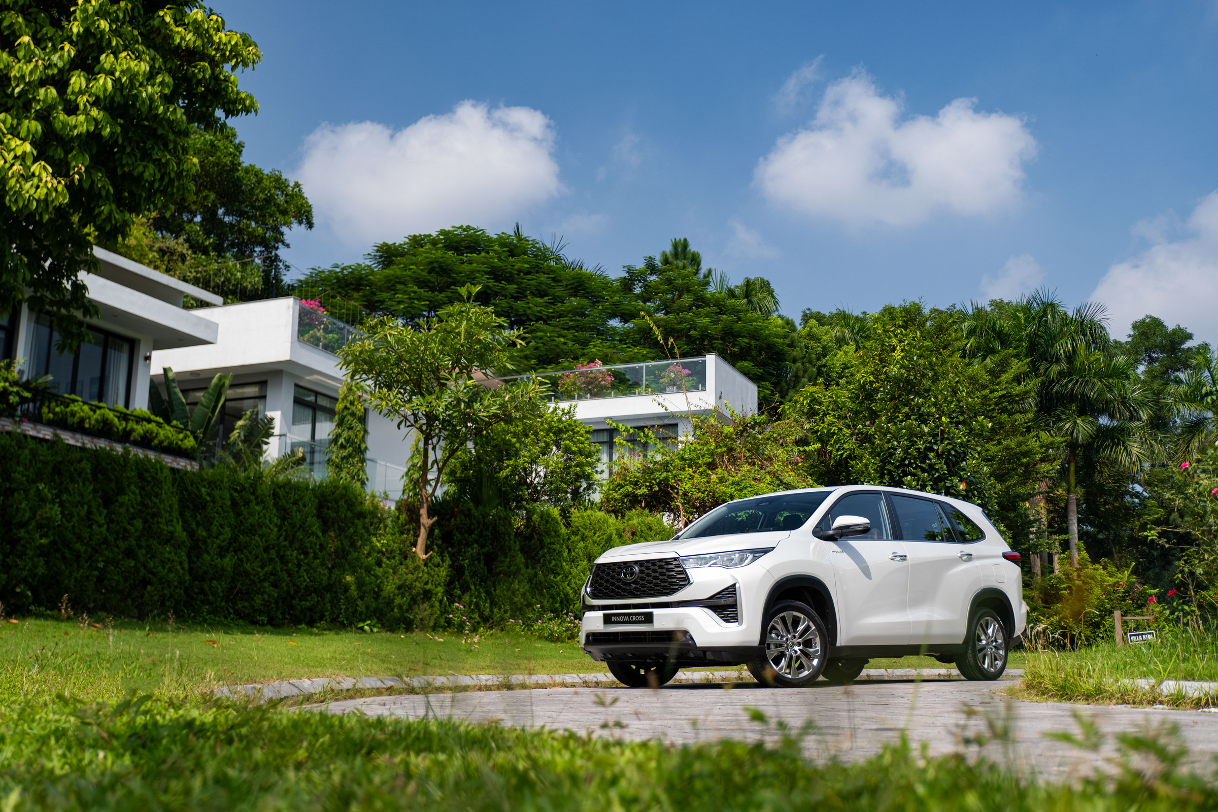 Mẫu xe&nbsp;Innova Cross 2.0 HEV của Toyota. Ảnh: TMV.