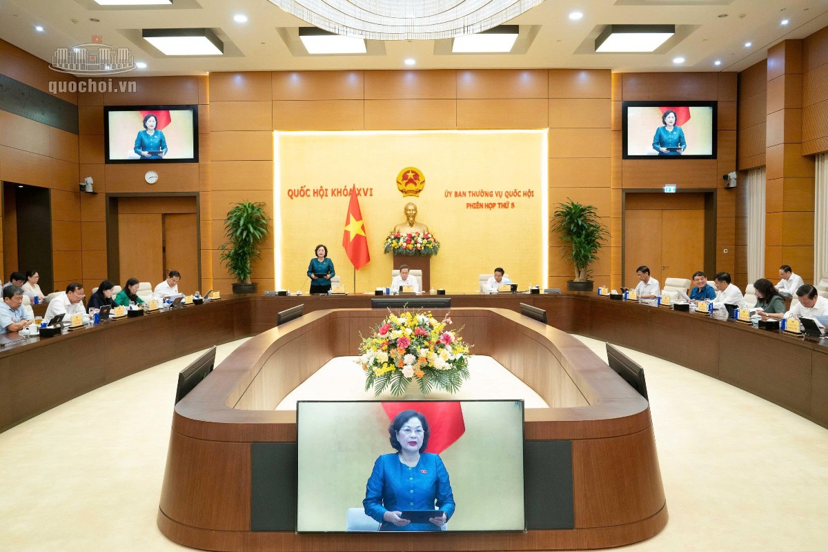 Phó Chủ tịch Quốc hội Nguyễn Thị Hồng kết luận nội dung thảo luận. Ảnh:quochoi.vn.