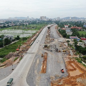 Công trường Đại lộ Nam sông Mã giai đoạn 2 nhộn nhịp máy móc, nhân lực thi công vào cuối tháng 8/2026. Ảnh: Nguyễn Thuấn