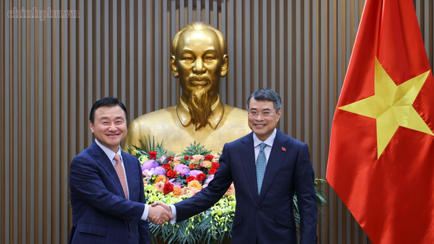PM urges Samsung to transform Vietnam from a "manufacturing base" into a "tech and R&D hub"