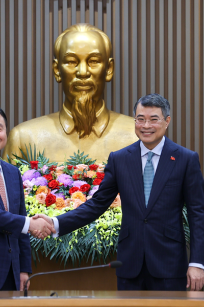 PM urges Samsung to transform Vietnam from a "manufacturing base" into a "tech and R&D hub"