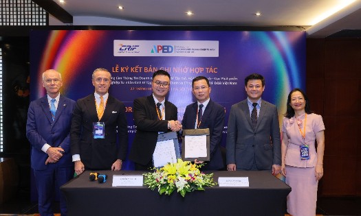 The MOU signing ceremony between CRIF Vietnam and APED at the CRIF Forum Vietnam 2026. (Photo: CRIF)