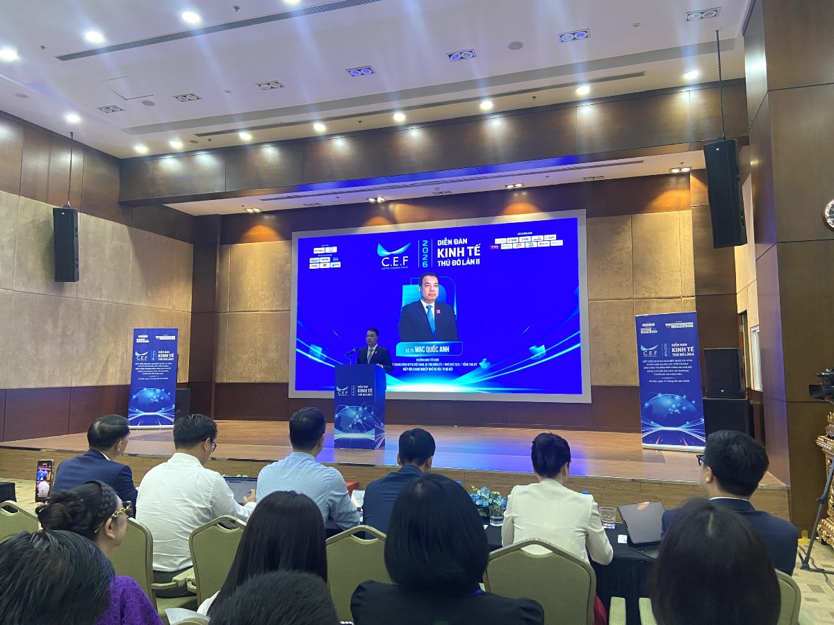 GS.TS Mạc Quốc Anh, Phó Chủ tịch, Tổng Thư ký HANOISME phát biểu tại diễn đàn. Ảnh: Vũ Khuê.
