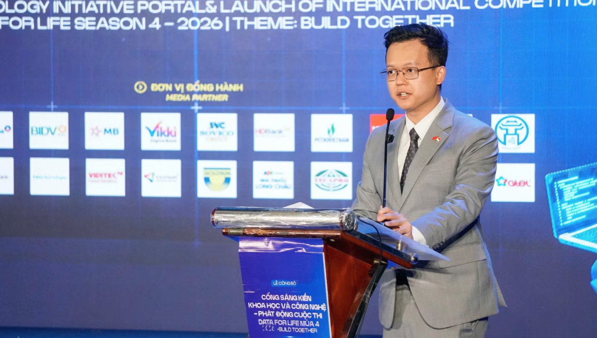 Ông Edward Lim Xun Qian, Giám đốc Mạng lưới Ươm mầm khởi nghiệp Block71 Việt Nam phát biểu chia sẻ định hướng phát triển hệ sinh thái quốc tế cho Cuộc thi Data for Life. Ảnh: Trung Kiên