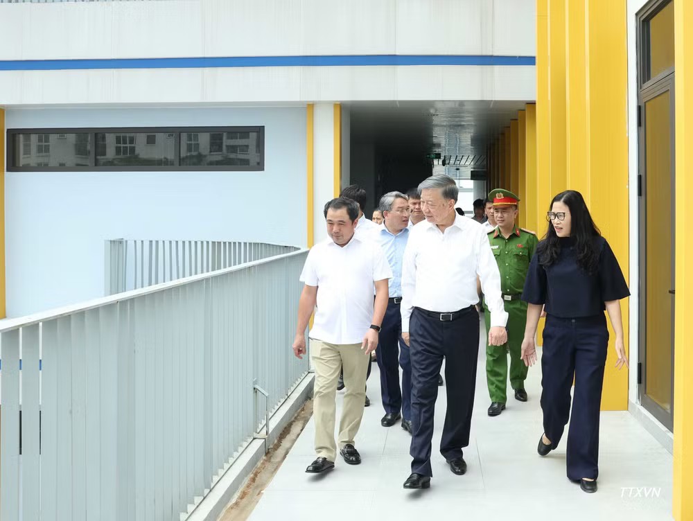 Tổng Bí thư, Chủ tịch nước Tô Lâm kiểm tra cơ sở vật chất chuẩn bị cho năm học mới tại Trường THPT Hoàng Quán Chi, phường Yên Hoà. Ảnh: TTXVN