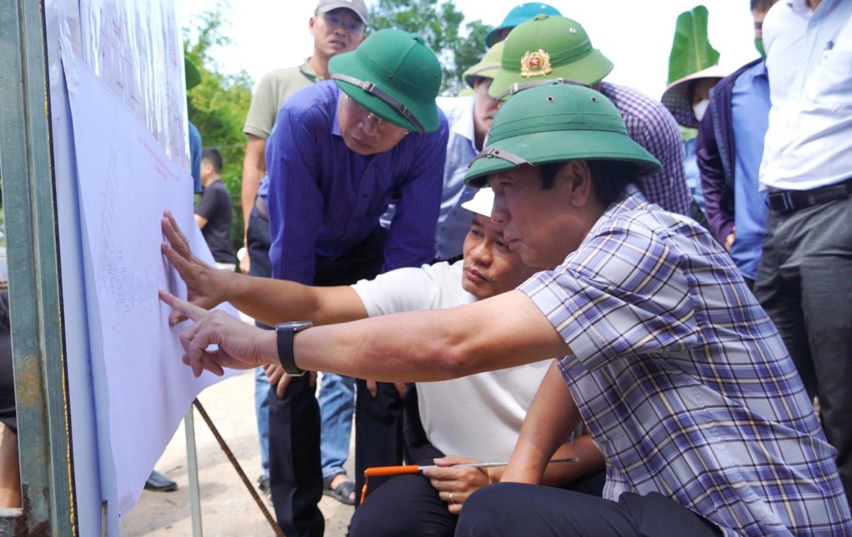 Phó Chủ tịch Thường trực UBND tỉnh Quảng Trị Hoàng Nam kiểm tra tuyến đường bộ ven biển đoạn tuyến qua khu vực cầu Cửa Tùng - Cửa Việt