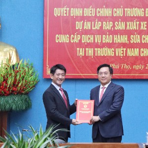 Chủ tịch UBND tỉnh Phú Thọ Trần Duy Đông trao Quyết định và Giấy chứng nhận đăng ký đầu tư điều chỉnh dự án của Công ty Ô tô Toyota Việt Nam cho ông Osamu Hirata, Tổng giám đốc Công ty. Ảnh: phutho.vn