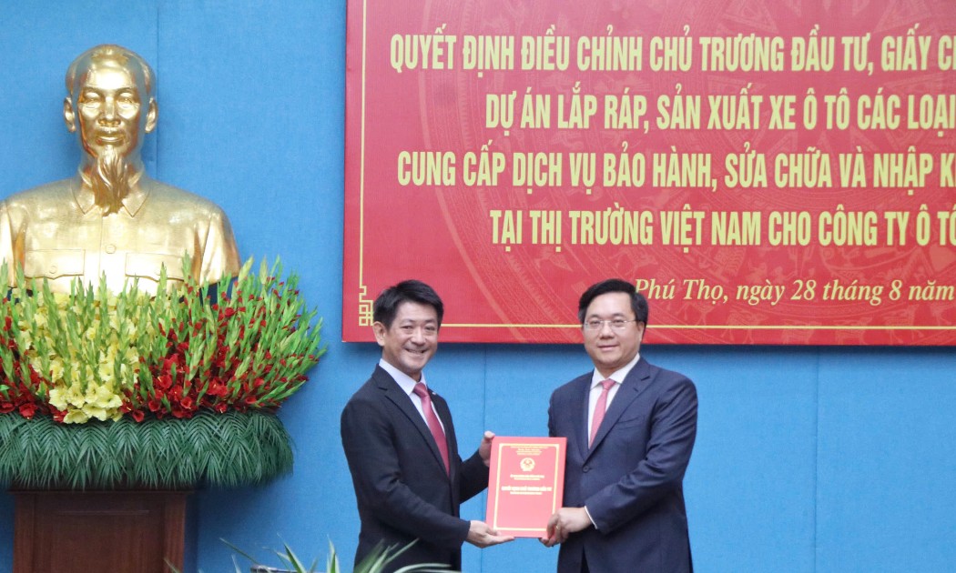 Chủ tịch UBND tỉnh Phú Thọ Trần Duy Đông trao Quyết định và Giấy chứng nhận đăng ký đầu tư điều chỉnh dự án của Công ty Ô tô Toyota Việt Nam cho ông Osamu Hirata, Tổng giám đốc Công ty. Ảnh: phutho.vn