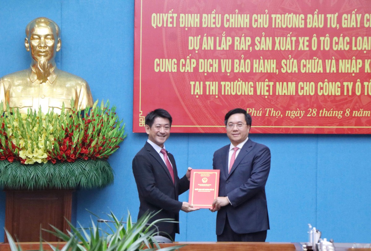 Chủ tịch UBND tỉnh Phú Thọ Trần Duy Đông trao Quyết định và Giấy chứng nhận đăng ký đầu tư điều chỉnh dự án của Công ty Ô tô Toyota Việt Nam cho ông Osamu Hirata, Tổng giám đốc Công ty. Ảnh: phutho.vn