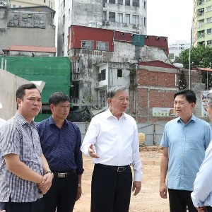 Tổng Bí thư, Chủ tịch nước Tô Lâm đi kiểm tra thực địa tại Dự án đầu tư xây dựng đường Vành đai 1 (đoạn Hoàng Cầu-Voi Phục). (Ảnh: TTXVN).