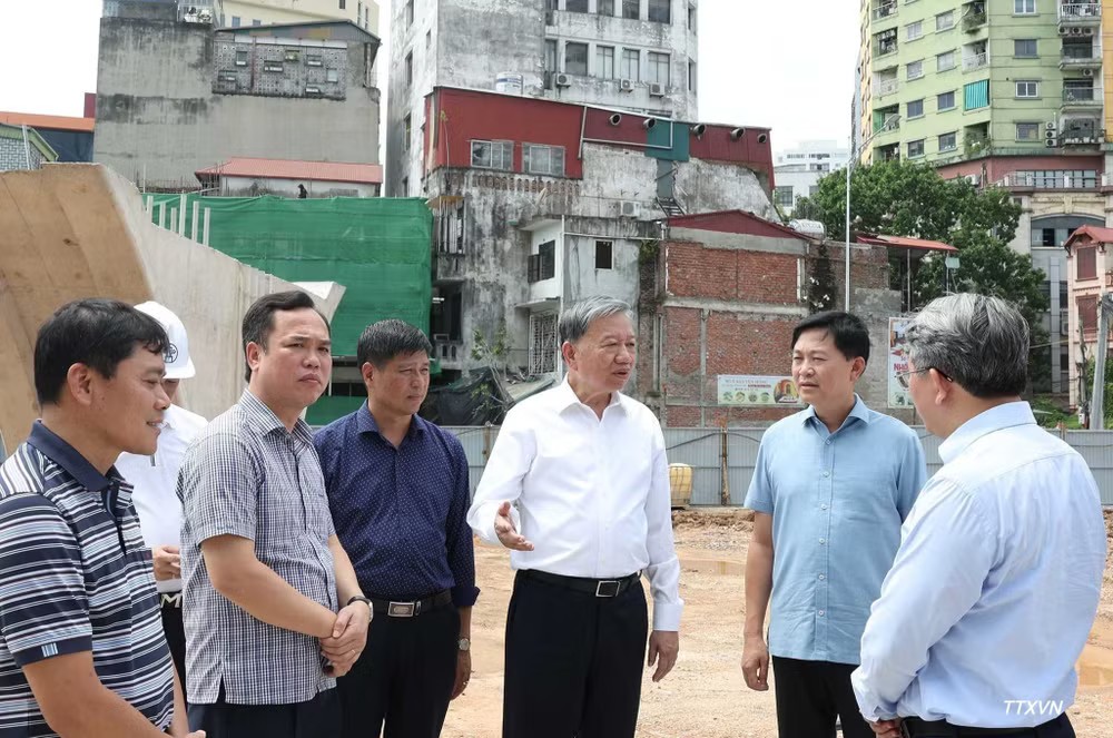 Tổng Bí thư, Chủ tịch nước Tô Lâm đi kiểm tra thực địa tại Dự án đầu tư xây dựng đường Vành đai 1 (đoạn Hoàng Cầu-Voi Phục). (Ảnh: TTXVN).
