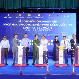 Thiếu tướng Vũ Văn Tấn và các đại biểu thực hiện nghi thức công bố, ra mắt Cổng sáng kiến khoa học và công nghệ - phát động Cuộc thi Data for Life mùa 4. Ảnh: Trung Kiên