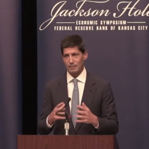 Chủ tịch Fed Kevin Warsh phát biểu tại Jackson Hole ngày 28/8 - Ảnh chụp màn hình.