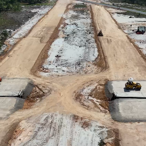 Công trường Dự án Đường ven biển kết nối Hành lang kinh tế Đông Tây (giai đoạn 1). Ảnh: Hưng Thơ