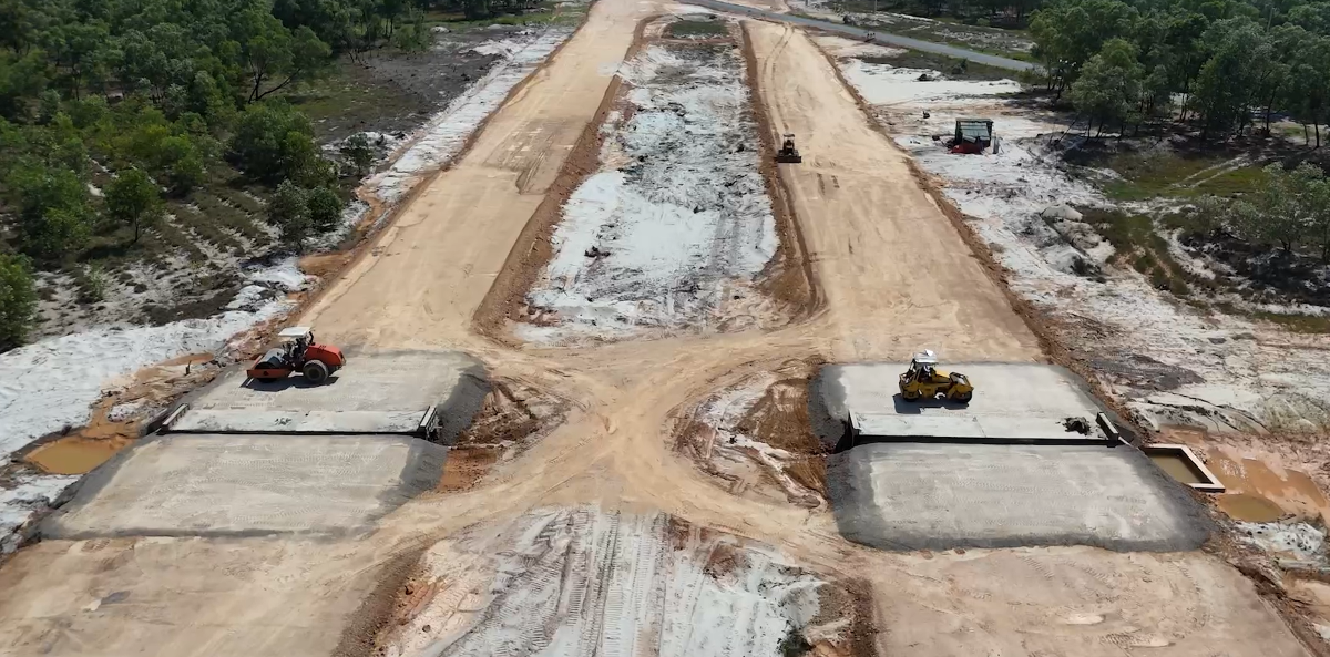 Công trường Dự án Đường ven biển kết nối Hành lang kinh tế Đông Tây (giai đoạn 1). Ảnh: Hưng Thơ