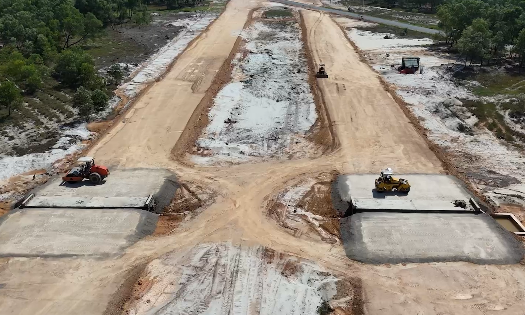 Công trường Dự án Đường ven biển kết nối Hành lang kinh tế Đông Tây (giai đoạn 1). Ảnh: Hưng Thơ