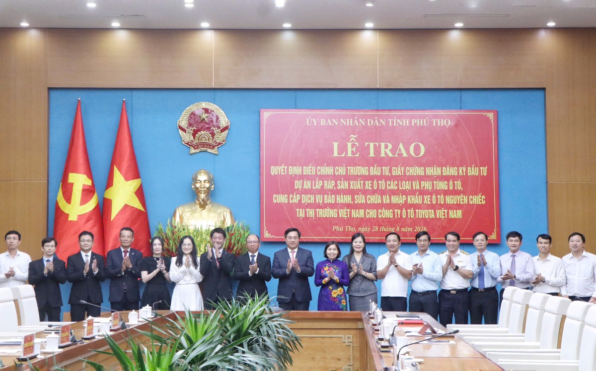 Đại diện UBND tỉnh Phú Thọ cùng đại diện Công ty Ô tô Toyota Việt Nam chụp ảnh tại buổi lễ. Ảnh: phutho.vn