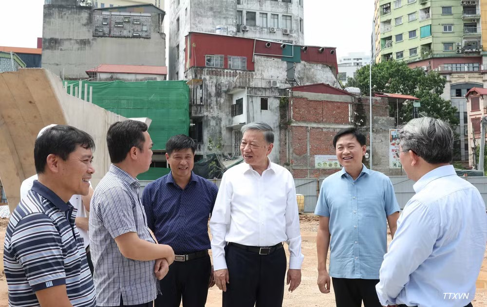 Tổng Bí thư, Chủ tịch nước Tô Lâm đi kiểm tra thực địa tại Dự án đầu tư xây dựng đường Vành đai 1 (đoạn Hoàng Cầu-Voi Phục). Ảnh: TTXVN