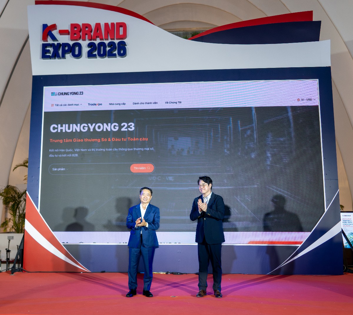 Ông Trần Văn Chín, Chủ tịch Arobid.com (trái) và ông Kim Joung Tae, CEO ChungYong 23 (phải) chia sẻ tại sự kiện ra mắt nền tảng - Ảnh: Arobid.