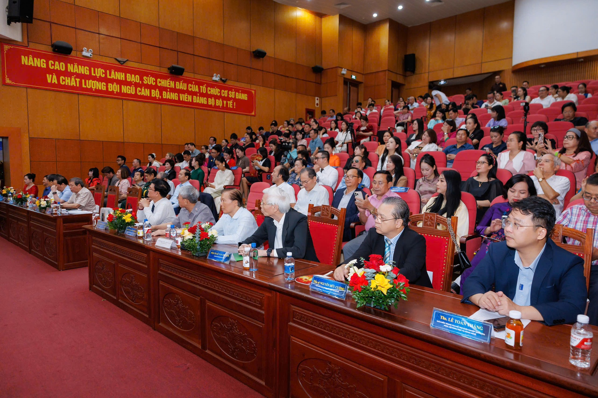 Hội thảo “Tuân thủ quy định – Nâng cao chất lượng – Phát triển thị trường công nghệ chăm sóc sức khỏe và sắc đẹp bền vững”, sự tham dự của đại diện cơ quan quản lý nhà nước, các chuyên gia, nhà khoa học, doanh nghiệp, hiệp hội