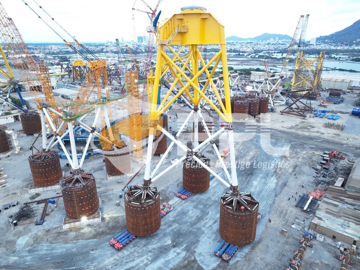 Kiện hàng chân đế nặng 2.400 tấn bao gồm dầm hạ thủy của dự án điện gió ngoài khơi CHW2204 được PPL site-move bằng thiết bị đặc chủng SPMT (địa điểm: PTSC Vũng Tàu).
