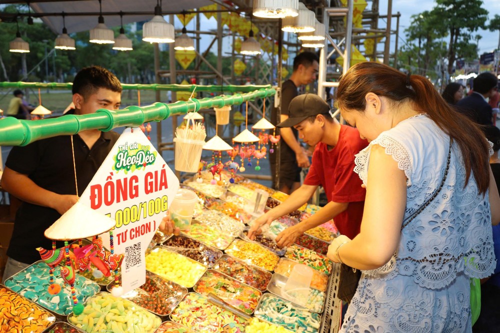 Người dân và du khách tham quan các gian hàng tại Ngày hội văn hóa ẩm thực Huế 2026. Ảnh: Huegov