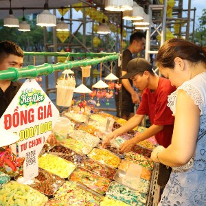 Người dân và du khách tham quan các gian hàng tại Ngày hội văn hóa ẩm thực Huế 2026. Ảnh: Huegov