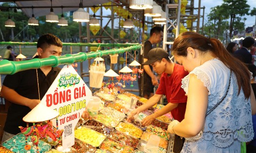 Người dân và du khách tham quan các gian hàng tại Ngày hội văn hóa ẩm thực Huế 2026. Ảnh: Huegov