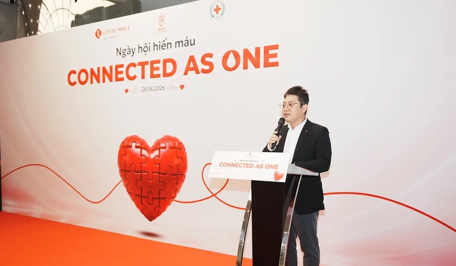 Tổng giám đốc Trung tâm Thương mại Lotte Mall West Lake Hà Nội Jung In Ho chia sẻ thông điệp nhân văn tại sự kiện kỷ niệm 3 năm khai trương Lotte Mall West Lake Hà Nội. Nguồn: Lotte Mall West Lake.