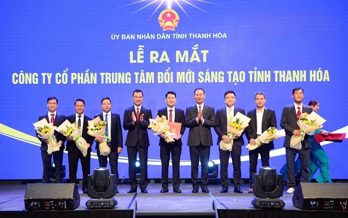 Chủ tịch UBND tỉnh Thanh Hóa Tô Anh Dũng và Phó Bí thư Tỉnh ủy Thanh Hóa Trịnh Tuấn Sinh tặng hoa chúc mừng ban lãnh đạo Công ty CP Trung tâm Đổi mới sáng tạo Thanh Hóa. Ảnh: Hoàng Đông