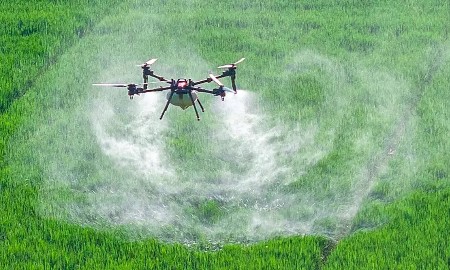 EU cho phép drone phun thuốc: Công nghệ xanh có thể phản tác dụng?